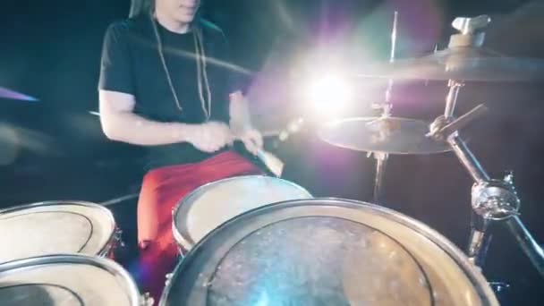 Професійний барабанщик під час репетиції — стокове відео