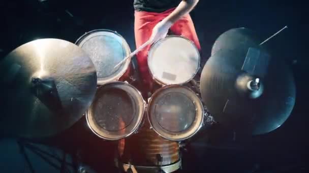 Bovenaanzicht van de stokken in drummers handen raken van de drums — Stockvideo