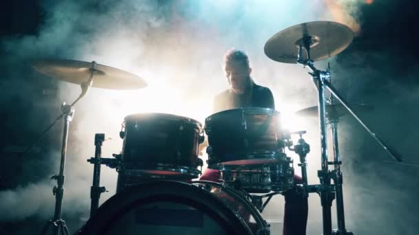 Хмари диму в студії звукозапису з чоловіком, який грає на барабанах — стокове відео