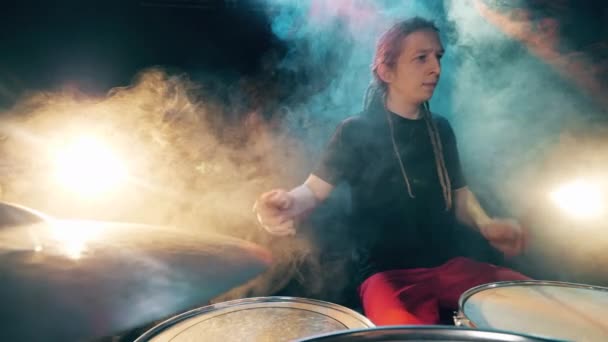 Baterista com dreadlocks está praticando os tambores em nuvens de fumaça — Vídeo de Stock