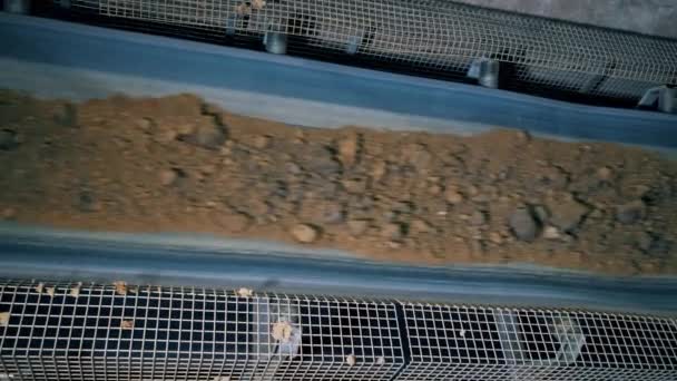 Fabriksmaskinen transporterar torr lera — Stockvideo