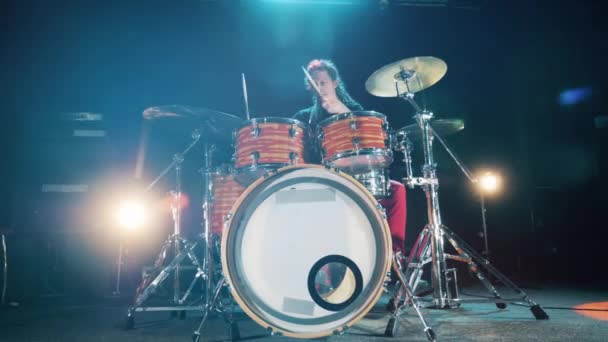 Een man heeft een repetitie in een studio met een drumstel. — Stockvideo