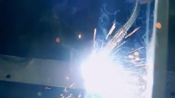 Gnistor och ljus som orsakas av svetsning metall — Stockvideo