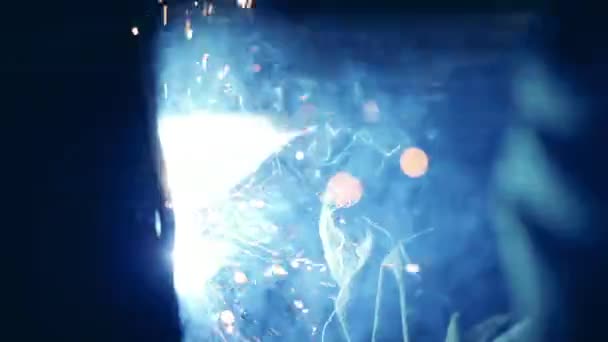Destellos de luz causados por el proceso de soldadura — Vídeos de Stock