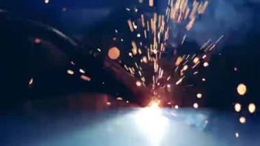 Etrafta uçuşan ışık ve kıvılcımlarla metal kaynaklama. Yavaş çekim.