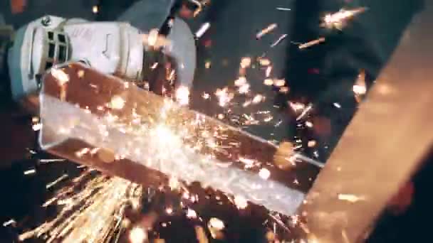 Lambat gerak video dari rotary saw memotong besi dan menyebabkan percikan api — Stok Video