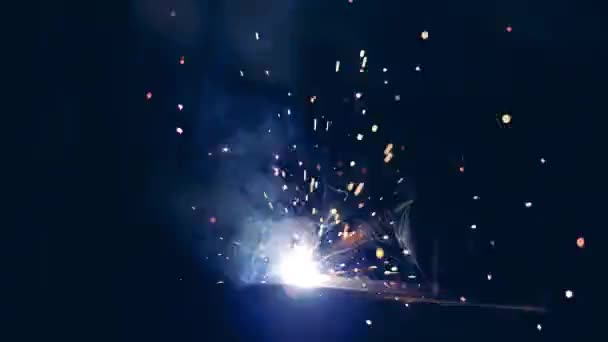 Chispas borrosas y luz causada por la soldadura de metal — Vídeo de stock