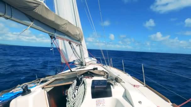Zeilboten in de blauwe oceaan wateren ina zonnige dag. First-person zicht vanaf een boot drijvend over de blauwe wateren — Stockvideo