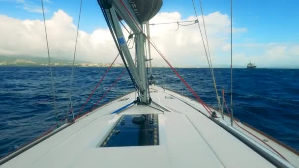 Las aguas del océano están siendo atravesadas por un barco en primera persona — Vídeos de Stock