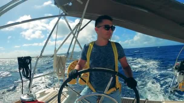 Вид спереди мужчины, управляющего лодкой, стоя за рулем — стоковое видео