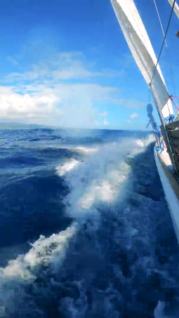 Visão invertida das águas azuis sendo atravessadas por um barco — Vídeo de Stock