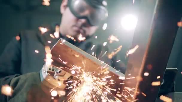 Sparks from cutting metal are hitting the camera — ストック動画