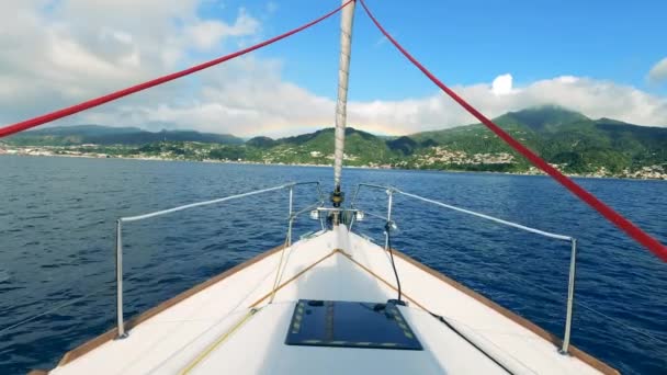 Frente al velero con la costa a su alrededor. Veleros en aguas azules del océano en un día soleado . — Vídeos de Stock