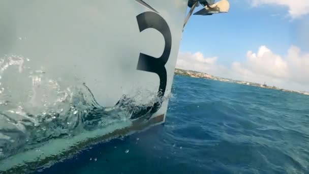 Vue latérale d'un bateau embarqué avec un numéro trois dessus — Video