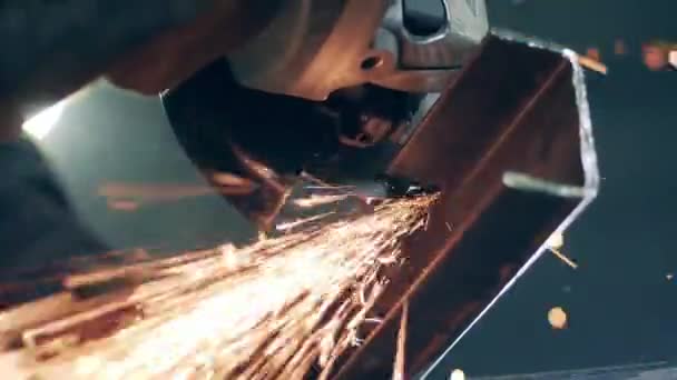 Close-up de um feixe de metal sendo cortado por uma serra rotativa — Vídeo de Stock