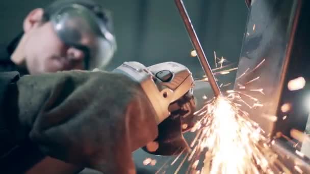 Metalen steel wordt gesneden met een draaizaag. Langzame beweging. — Stockvideo