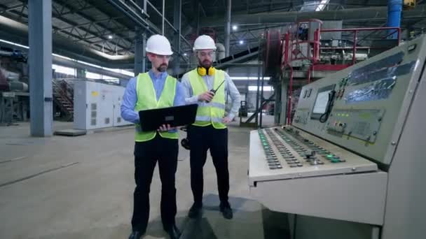 Industrieangestellte sprechen in der Fabrik — Stockvideo