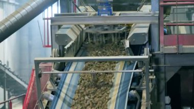 Fabrika öğütme makinesi moloz işliyor.