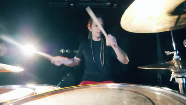 Musiker mit Dreadlocks beim Schlagzeugspiel — Stockvideo