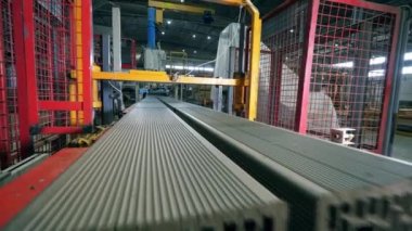 Otomatik makine katı tuğla bloklarını kesiyor