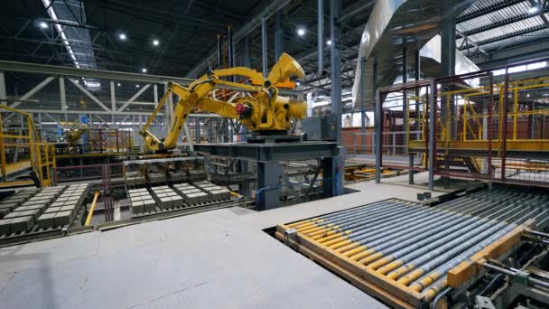 Перенесення цегли, утримуваної роботизованою фабричною машиною — стокове відео