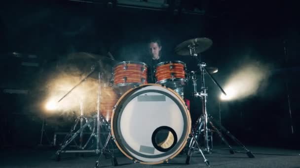 Чоловічий музикант репетирує з барабанним набором у студії — стокове відео