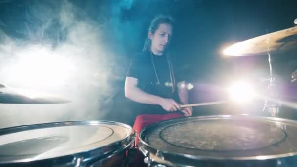 Барабанщик ритмично бьет в ударную установку — стоковое видео