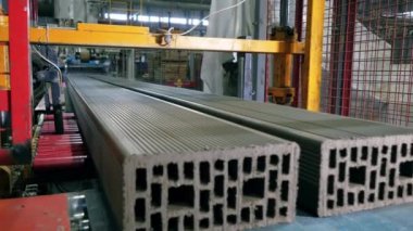 Endüstriyel makine tarafından tutulan tuğla kesimi