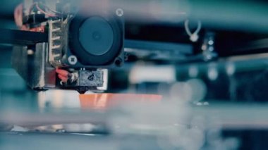 3D baskı laboratuvarında çalışan üç boyutlu 3D yazıcı. 3D yazıcının başı iş başında, yakın planda.