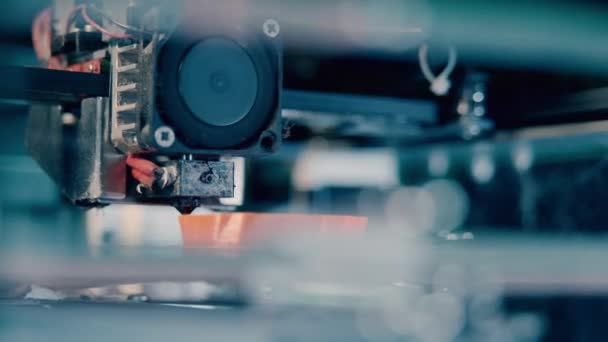 Imprimanta 3D tridimensională lucrează la laboratorul de imprimare 3D. Capul unei imprimante 3D la locul de muncă într-o strânsă — Videoclip de stoc