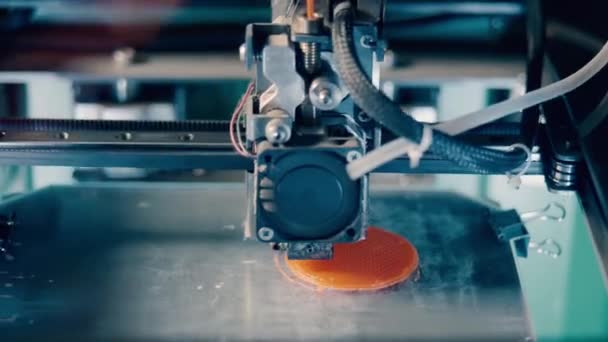La piastra arancione rotonda viene stampata in 3D. Stampante 3D tridimensionale che lavora al laboratorio di stampa 3d . — Video Stock