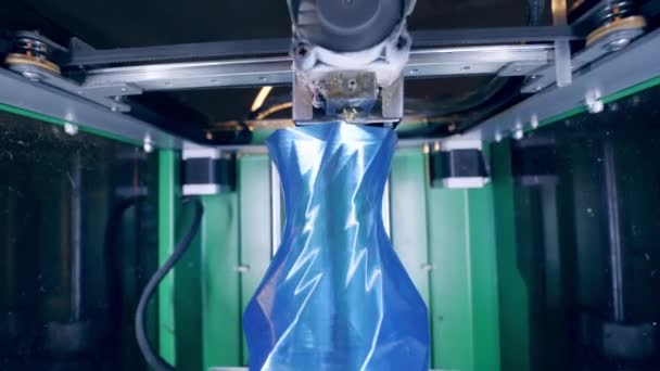 High-Tech-Maschine druckt eine blaue Vase in 3D — Stockvideo