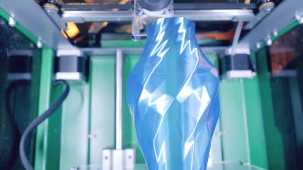 Blauwe vaas wordt gedrukt in 3d onder toezicht van ingenieurs — Stockvideo