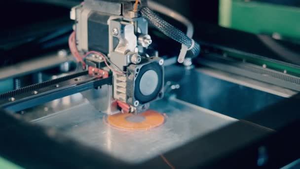 Stampante 3D tridimensionale che lavora al laboratorio di stampa 3d . — Video Stock