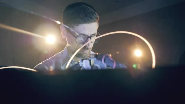 Mężczyzna technik monitoruje drukarkę 3D tworzącą wazon — Wideo stockowe