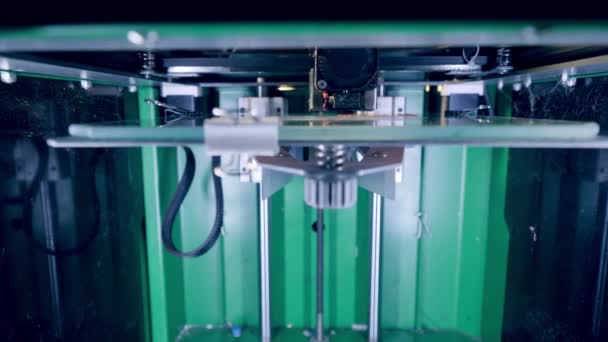 3D-κεφαλή εκτυπωτή δημιουργεί ένα επίπεδο αντικείμενο — Αρχείο Βίντεο