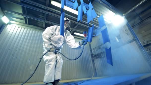 Fabrikanlage mit einer Expertin, die Metallteile blau färbt — Stockvideo