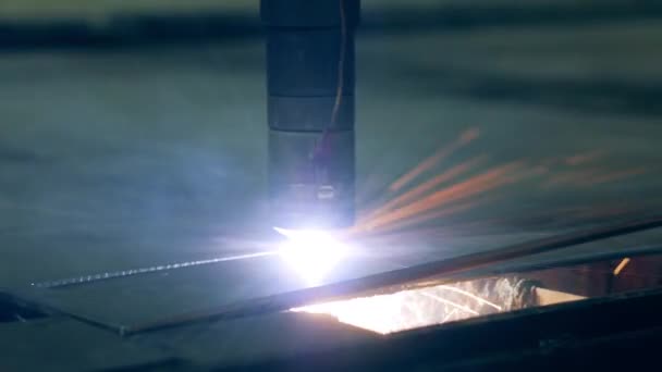 Plasma cutting device is processing metal plates — Stockvideo