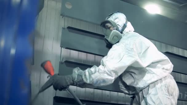 Processus de peinture industrielle à l'usine de peinture. Femme technicien est air-brossage des éléments métalliques — Video