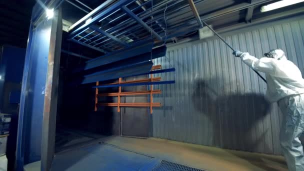 Expert vervoert metalen stukken in een garage unit — Stockvideo