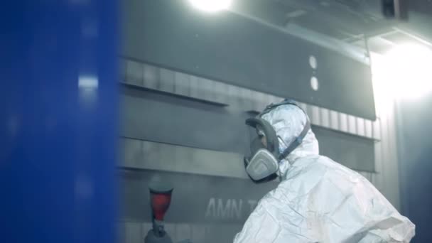 Metallbleche werden von einer Arbeiterin in Sicherheitskleidung grau eingefärbt — Stockvideo