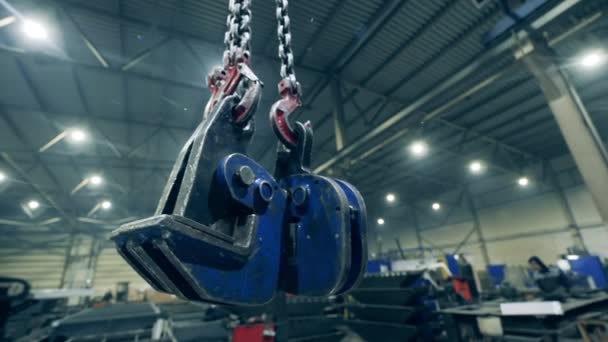 Unité d'usine avec dispositifs de serrage suspendus aux crochets. Intérieur de l'usine . — Video