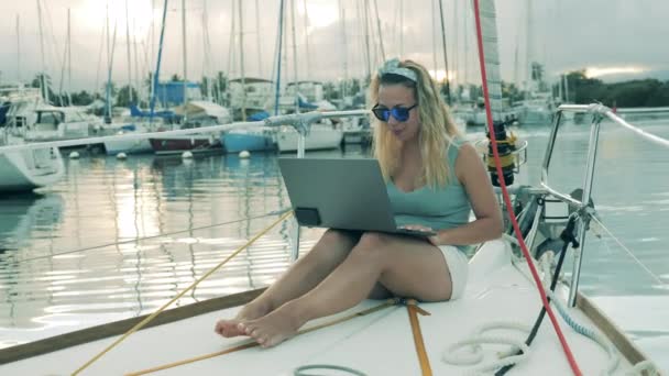 Una dama en un velero es feliz durante el videocall — Vídeos de Stock