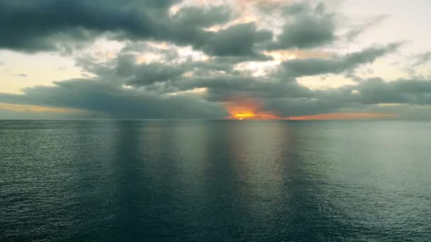 Θάλασσα σε φόντο ηλιοβασίλεμα με σύννεφα. — Αρχείο Βίντεο