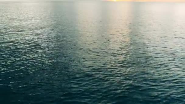 Γαλάζια θάλασσα με κύματα στο ηλιοβασίλεμα. — Αρχείο Βίντεο