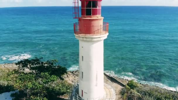 夏天，蓝色海附近的白色灯塔。阳光灿烂的日子，灯塔上的空中风景. — 图库视频影像