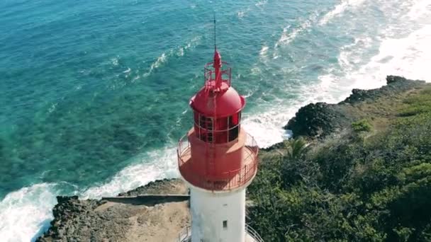 Phare sur fond de mer clair. Vue aérienne sur un phare par une journée ensoleillée . — Video