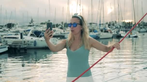 Жінка показує гавань людині, яка шиє відеозв'язок — стокове відео