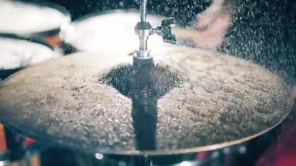 Вода бризкає на барабанному цимбалі. Барабанщик ударив на вологому барабанному цимбалі . — стокове відео