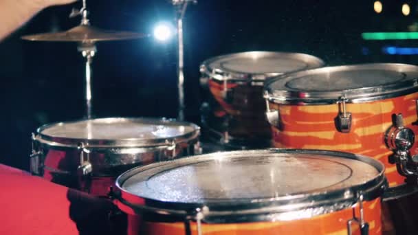 A person hits drums while playing. — Stock Video